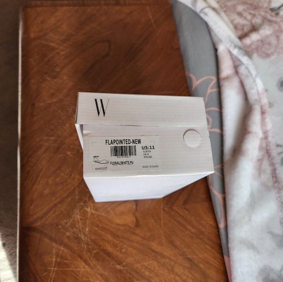 Women Size 11 Flats Dream Paris Floral Print with White Backs Buckle Strap - Picture 13 of 13